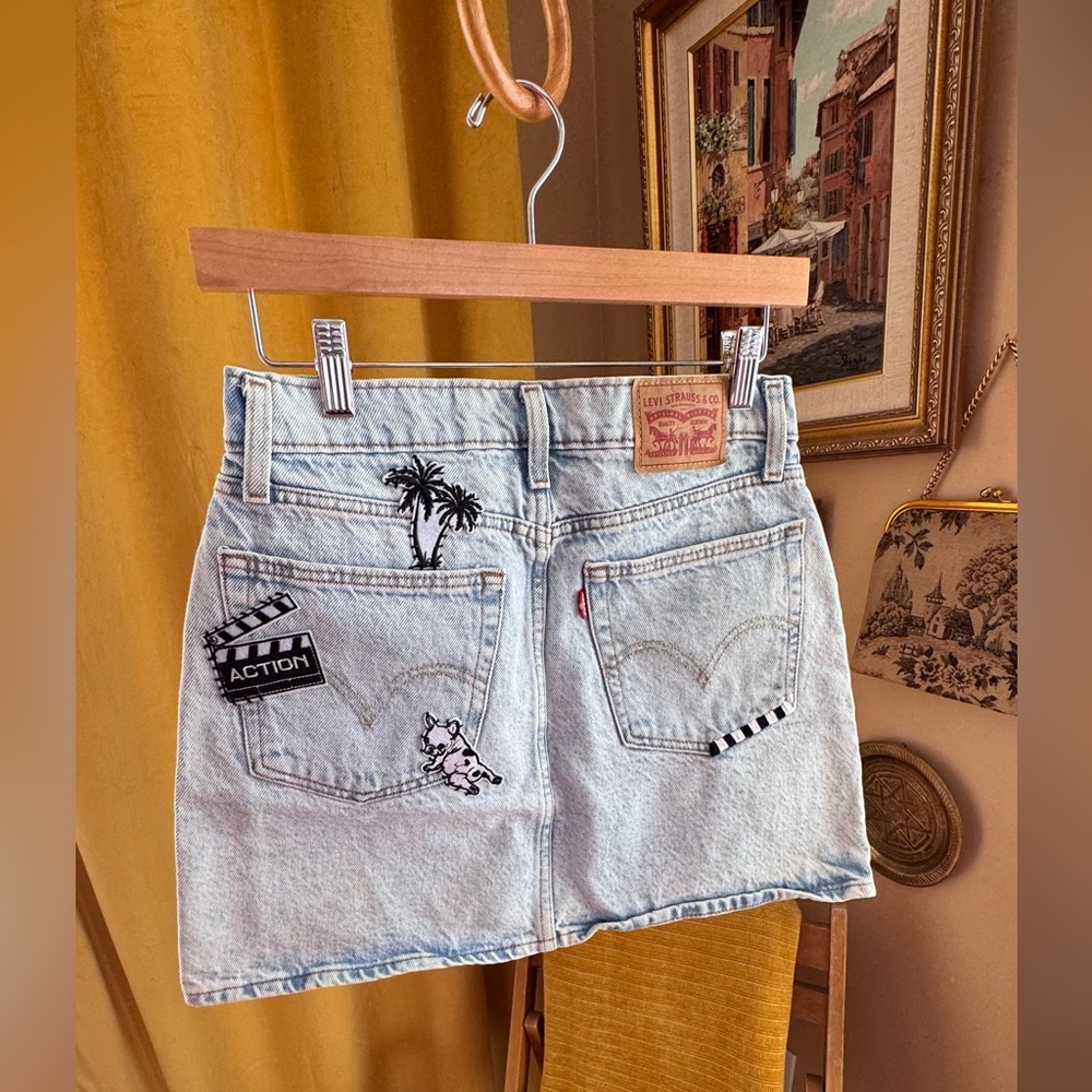Levi’s Y2K Embroidered Denim Mini Skirt W27 Light Wash Patch Detail